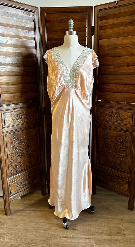 Vintage 1930’s Peach Long  Nightgown, Biased Cut d