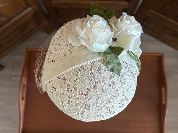 Vintage 1940’s White lace  floral hat, Fascinator… - image 4