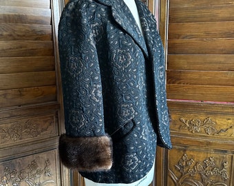 Cappotto in broccato vintage anni '50 con polsini in pelliccia di visone