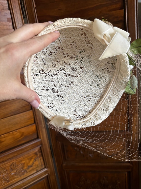 Vintage 1940’s White lace  floral hat, Fascinator… - image 6