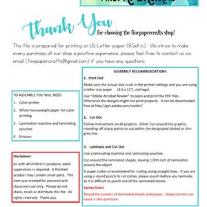 Puede incluir: Instrucciones de montaje para un proyecto de manualidades imprimible. Las instrucciones incluyen los pasos para imprimir, cortar, plastificar y redondear las esquinas para mayor seguridad. Las instrucciones est&aacute;n escritas en un cuadro blanco con borde azul. La imagen tambi&eacute;n incluye una cl&aacute;usula de exenci&oacute;n de responsabilidad sobre la supervisi&oacute;n de un adulto y el uso del producto solo para uso personal y educativo.