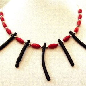 Collier en or massif 10 carats de corail noir, corail rouge de Sardaigne et perles en or 10 carats 18 1/4 po. 7,76 g
