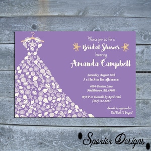 Puede incluir: Una invitación de despedida de soltera lila con un diseño de vestido hecho de conchas marinas. La invitación dice: "Únase a nosotros para una despedida de soltera en honor a Amanda Campbell." Detalles incluyen fecha, hora, lugar e información de RSVP.