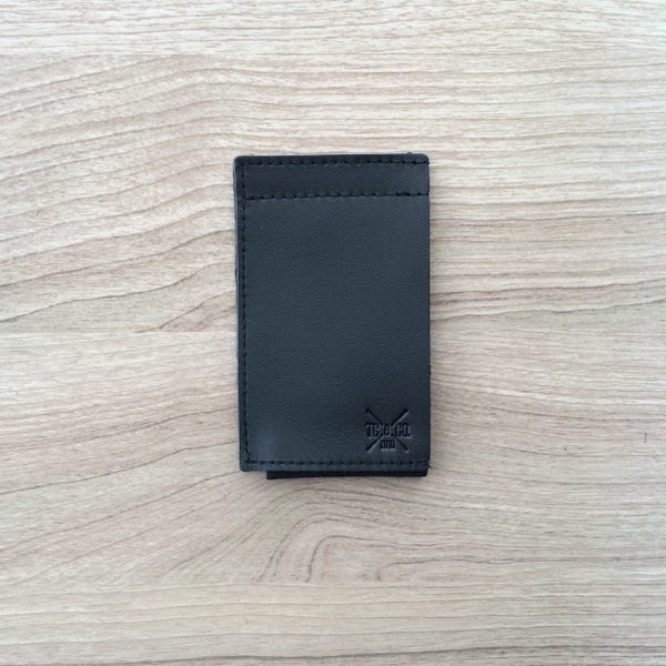 Minimalist wallet that combines genuine leather with elastic.