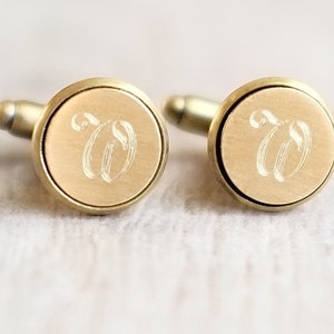 Par de gemelos con iniciales grabadas en bronce