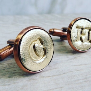 Par de gemelos personalizados con iniciales de bronce y cobre