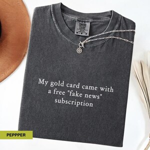 Camiseta com citação política de notícias falsas, cartão dourado, camiseta da era de ouro da América, camisetas engraçadas pró-democracia, humor negro sarcástico, cores confortáveis