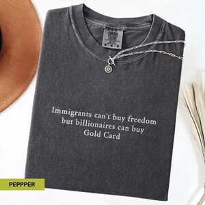 Camiseta com citação política, cartão dourado, camiseta da era de ouro da América, camisetas engraçadas pró-democracia, humor negro sarcástico, camiseta com cores confortáveis