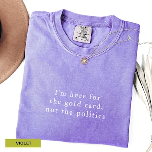 Estou aqui pelo cartão dourado Camiseta com citação política Camiseta da era de ouro da América Camisetas engraçadas pró-democracia Humor negro sarcástico Cores confortáveis