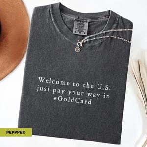 Camiseta com citação política, cartão dourado, camiseta da era de ouro da América, camisetas engraçadas pró-democracia, humor negro sarcástico, camiseta com cores confortáveis