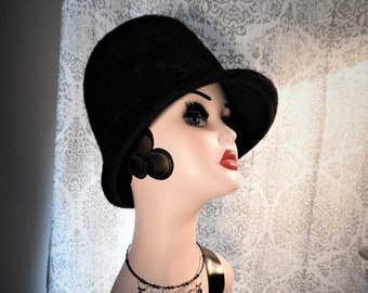 Vintage 1930s Flapper Hat: Jami Fur Cloche With Faux Jewel  display picture 1