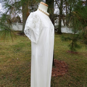 Vtg 1970&#39;s Sexy White Nightgown, Vtg White Bridal Negligee and Robe Set,  White Lace Nylon Peignoir Set Sz M