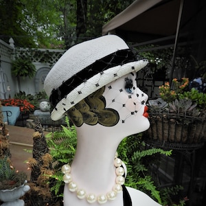 1940&#39;s White & Black Bumper Hat, Velvet Ribbon Woven Hat, Veiled Bumper Hat sz 21&quot; Diameter
