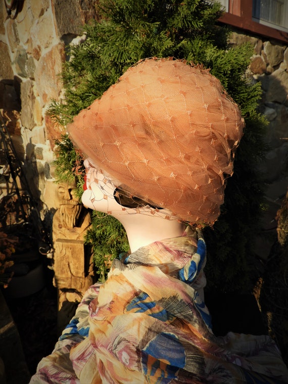 Vtg Tulle Peach Hat, Veiled Bucket Cloche Style H… - image 5