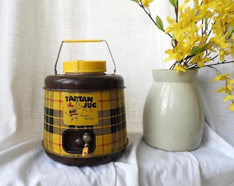 Nevera/termo vintage de tartán de 1 galón de Poloron Products, color amarillo y marrón a cuadros.