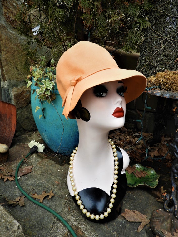 Vtg Cloche Hat, Peach Felted Hat, Linda Farrell N… - image 1
