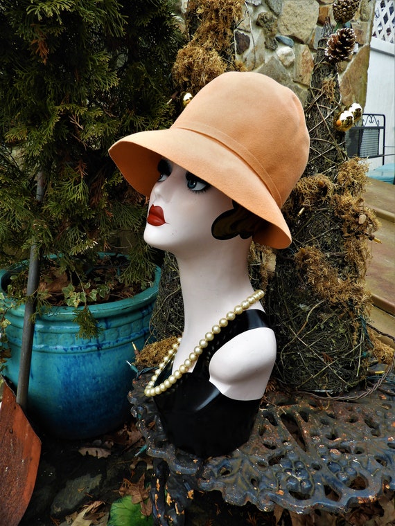 Vtg Cloche Hat, Peach Felted Hat, Linda Farrell N… - image 2