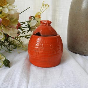 Tarro de miel de arcilla vintage de los años 70, Frankoma, diseño de colmena naranja, 12 cm de alto.