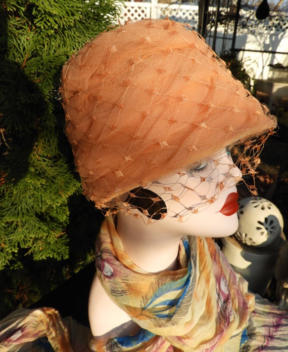 Vtg Tulle Peach Hat, Veiled Bucket Cloche Style H… - image 4