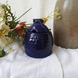 Tarro de miel de arcilla vintage de los años 70, Frankoma, diseño de colmena azul, 12 cm de alto.