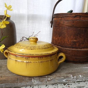 Puede incluir: Un juego de tres tazas de cerámica con un acabado mate moteado. Las tazas son en tonos crema, gris claro y gris oscuro. Cada taza tiene un diseño simple y minimalista, perfecto para café o té.