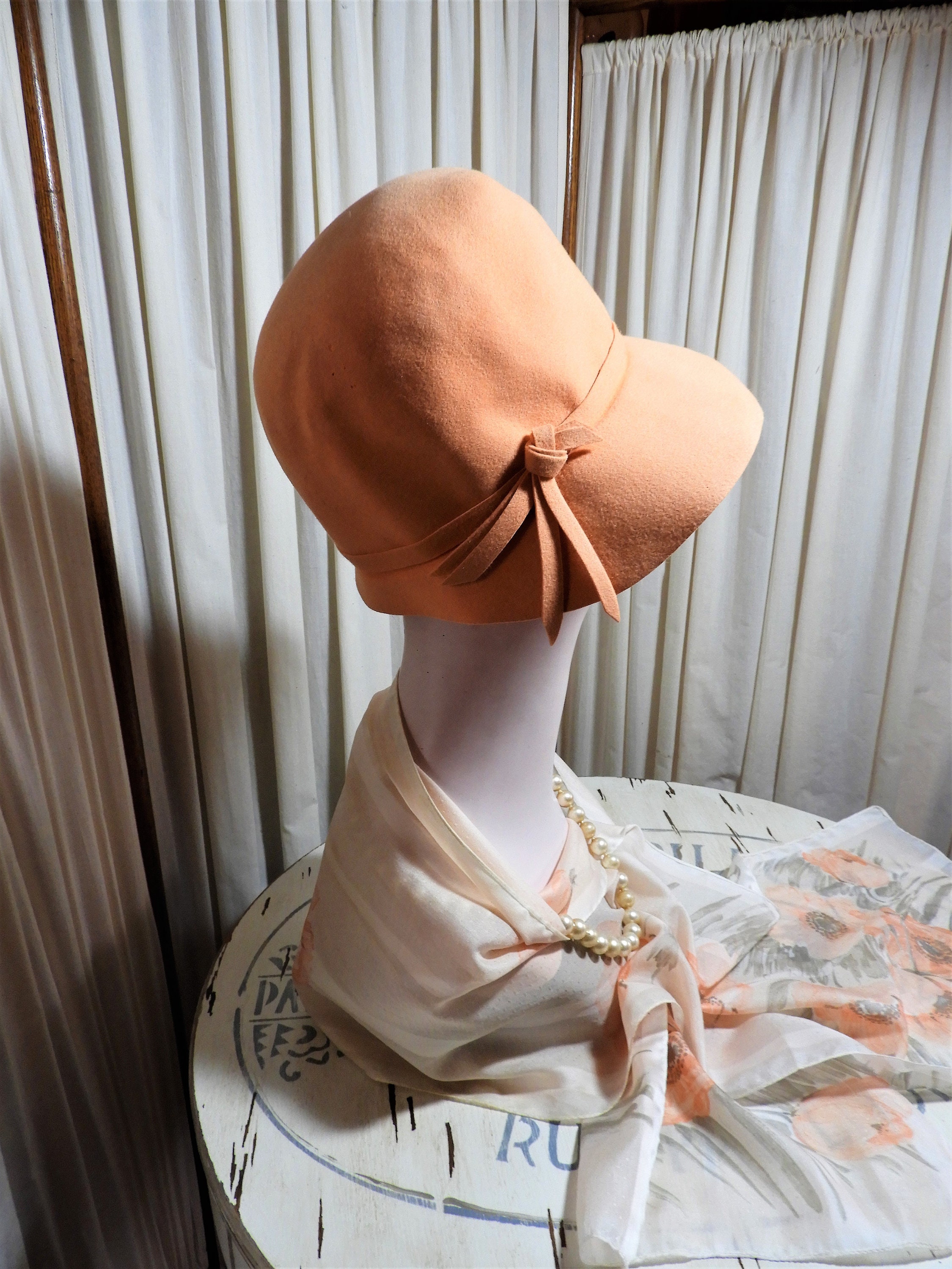 Vintage 1920s Style Cloche Hat Peach Felted Wool Linda  display picture 2