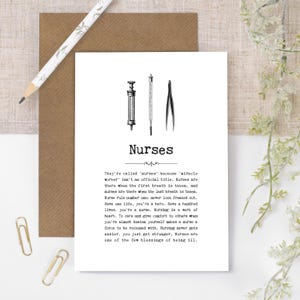 Puede incluir: Una tarjeta de felicitación blanca con una ilustración en blanco y negro de una jeringa, un termómetro y unas pinzas vintage. Debajo de los iconos, la palabra Nurses está impresa en fuente de máquina de escribir, seguida de un texto.