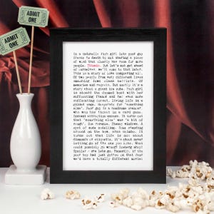 Könnte beinhalten: Ein schwarz gerahmter Druck mit Text aus dem Film Titanic, begleitet von zwei "Admit One"-Tickets auf Stäben in einer weißen Vase. Popcorn ist um den Rahmen herum verstreut und erzeugt ein Kino-Thema.