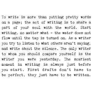 Pu&ograve; includere: Immagine in bianco e nero con testo sulla scrittura. Il testo recita: "Scrivere &egrave; pi&ugrave; che mettere belle parole su una pagina; l'atto di scrivere &egrave; condividere una parte della tua anima con il mondo."