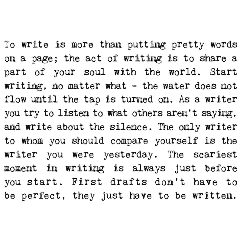 Pu&ograve; includere: Immagine in bianco e nero con testo sulla scrittura. Il testo recita: "Scrivere &egrave; pi&ugrave; che mettere belle parole su una pagina; l'atto di scrivere &egrave; condividere una parte della tua anima con il mondo."