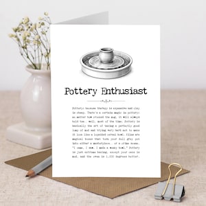 Può includere: Biglietto d'auguri con la scritta "Pottery Enthusiast" e un'illustrazione di un tornio da vasaio. Il biglietto contiene una descrizione umoristica della ceramica e delle sue sfide.