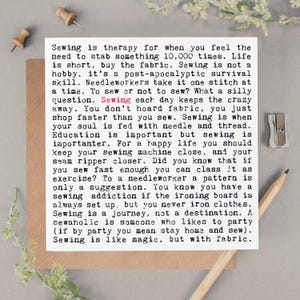Op de afbeelding: Een vierkante witte kaart met zwarte tekst in typemachinestijl over naaien, waarbij het woord Sewing in het rood is gemarkeerd. De tekst luidt: Sewing is therapy for when you feel the need to stab something 10,000 times. Life is short, buy the fabric.