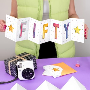 Cartão de aniversário de 50 anos, faixa dobrável Fifty Bright CC