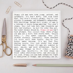 Può includere: Un biglietto bianco con testo nero sugli uomini anziani scontrosi, con forbici, graffette, una matita e spago sullo sfondo. Il testo descrive gli uomini scontrosi come allergici alle sciocchezze.