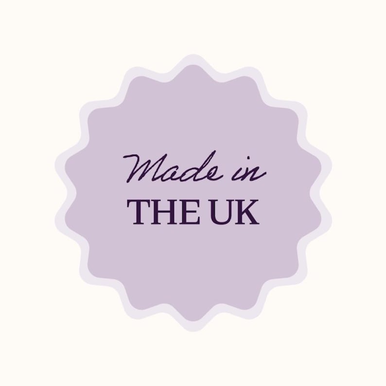 K&ouml;nnte beinhalten: Ein helllila Aufkleber mit gewelltem Rand und den Worten "Made in THE UK" in dunkelvioletter Schrift und serifenloser Schriftart. Der Aufkleber ist vor einem cremefarbenen Hintergrund platziert.