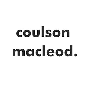 Puede incluir: Las palabras "coulson macleod." se muestran en negrita, con una fuente sans-serif. El texto es negro sobre un fondo blanco. El punto al final de "macleod" es claramente visible.