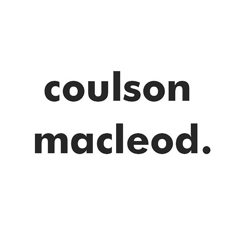 Puede incluir: Las palabras "coulson macleod." se muestran en negrita, con una fuente sans-serif. El texto es negro sobre un fondo blanco. El punto al final de "macleod" es claramente visible.