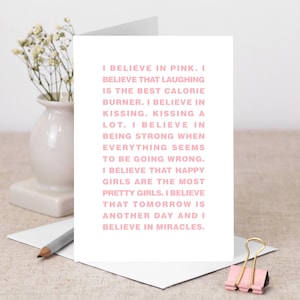 Audrey Hepburn Credo nel biglietto di auguri rosa con citazione CP008