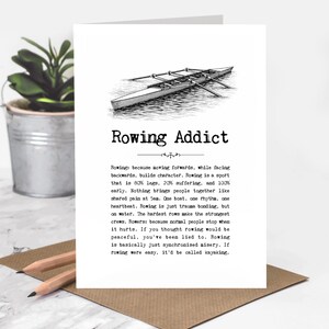 Pode incluir: Um cartão de felicitações branco com uma ilustração a tinta preta e branca de um barco a remos na água. O texto diz Rowing Addict seguido de uma definição humorística de remo, descrevendo o desporto como 80% pernas, 20% sofrimento e 100% cedo.
