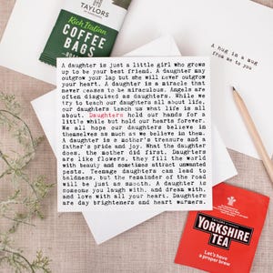 Tarjeta con abrazo de hija en taza, regalo de té o café GC850TC