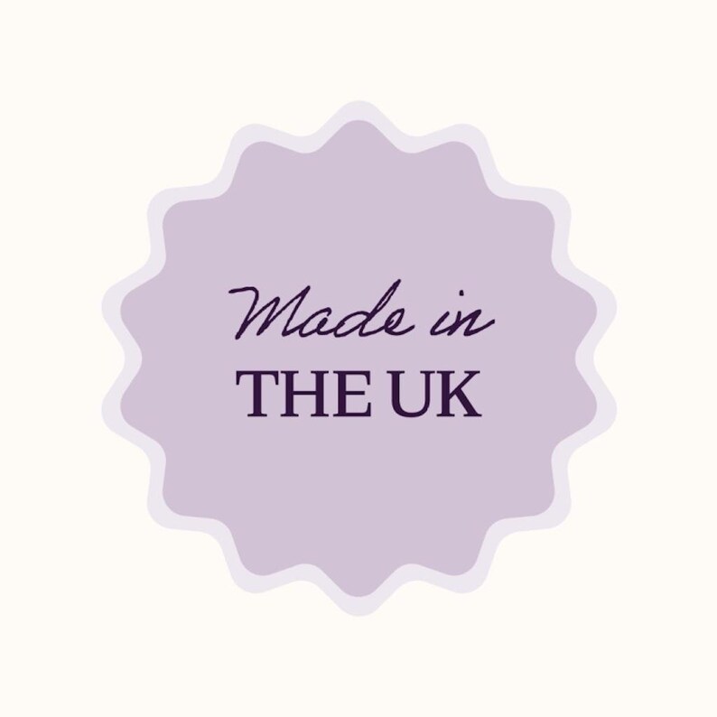 Pu&ograve; includere: Un adesivo viola chiaro, con bordi smerlati, con le parole "Made in THE UK" in una scritta viola scuro e in un carattere senza grazie. L'adesivo &egrave; posto su uno sfondo color crema.