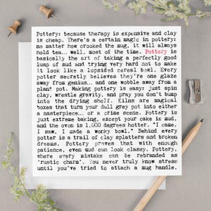 Op de afbeelding: Een witte kaart met de tekst "Pottery: because therapy is expensive and clay is cheap..." wordt weergegeven. De kaart is omgeven door een potlood, punaises en een puntenslijper.