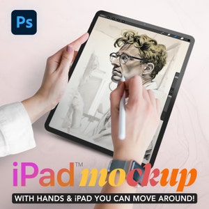 Puede incluir: Una maqueta de iPad con un dibujo de un hombre con gafas. El iPad está sostenido por manos, con un lápiz táctil tocando la pantalla. El texto "iPad mockup" se muestra en rosa y naranja, con el logotipo de Photoshop en la esquina superior izquierda.