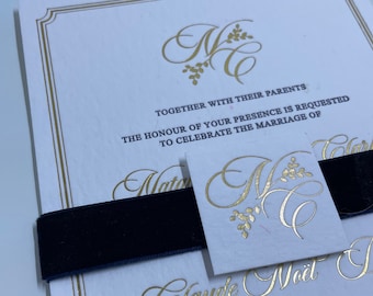 Conjunto de invitación tipográfica con monograma dorado y azul marino y banda para el vientre de terciopelo, clásico atemporal