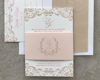 Invitación de boda floral victoriana en color nude neutro y rosa rubor con banda para el vientre con escudo de monograma