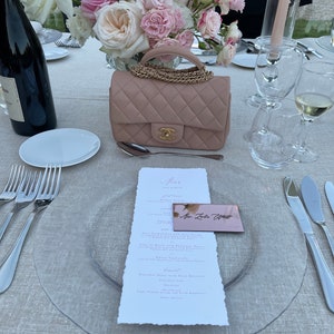 Menú Deckled Edge o tarjetas de lugar con espejo acrílico grabado en oro rosa