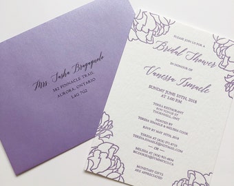 CUALQUIER COLOR LETTERPRESS Invitación personalizada a la despedida de soltera con peonías moradas de lavanda amatista y tipo de caligrafía moderna en Stoc de algodón blanco