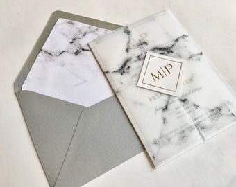 Invitación Boda moderna de mármol y oro con monograma de vitela dorada