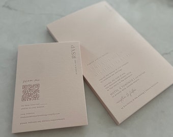 Invitación Tono tipográfico personalizado neutro sobre tono nude Blush