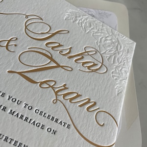 PROMOCIÓN DE CUALQUIER COLOR: Lámina dorada + Invitación de boda tipográfica de 2 colores